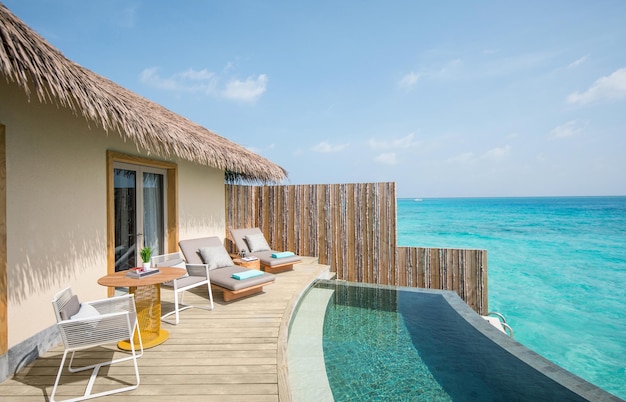 Bella piscina all'aperto con piscina Sunrise Overwater Pool Villa da qualche parte alle Maldive