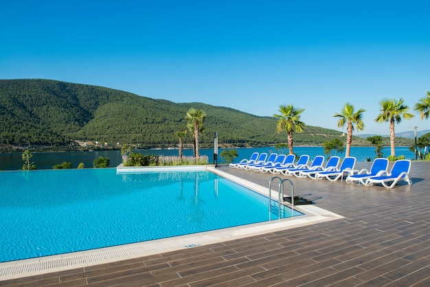 Bella piscina all&#39;aperto in una luminosa giornata estiva