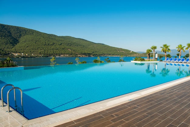 Bella piscina all&#39;aperto in una luminosa giornata estiva