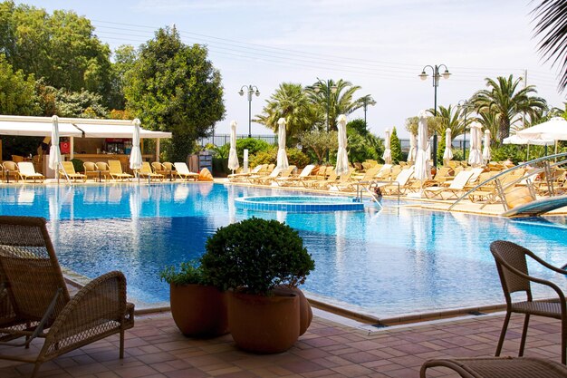 Bella piscina circondata da sedie e fiori