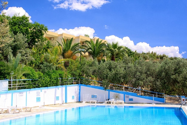 Bella piscina circondata da sedie e fiori