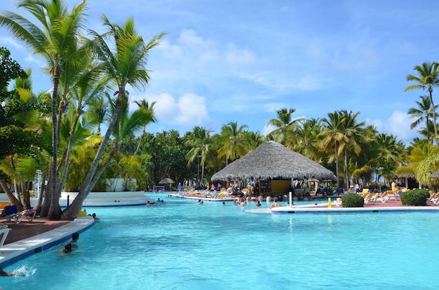 Bella piscina di lusso in un resort tropicale, la gente si rilassa in hotel.