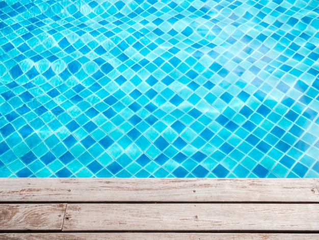 Bella piscina e pavimento in legno.