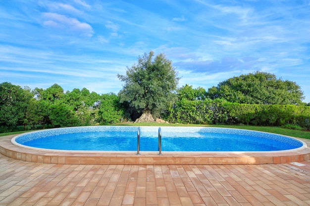 Bella piscina nel giardino nel parco.