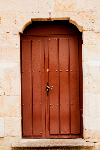 Bella porta con decorazione in ferro battuto