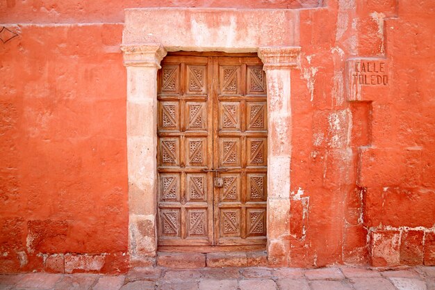 Bella porta di legno antica sul vicolo Calle Toeedo nel monastero di Santa Catalina ad Arequipa Perù
