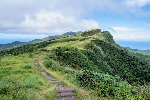 Bella prateria di prati nella valle di Taoyuan Caoling Mountain Trail passa sopra la cima del monte Wankengtou a Taiwan