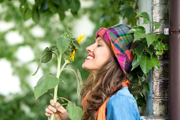 Bella primavera o autunno ritratto di donna all'aperto