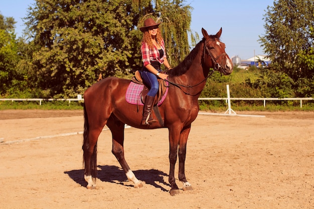 Bella ragazza a cavallo in campagna