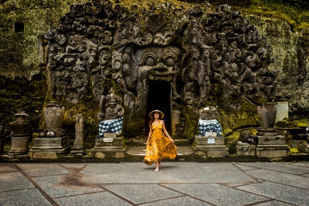 Bella ragazza a Goa Gajah, Bali