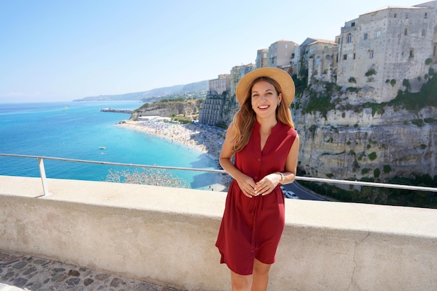 Bella ragazza a Tropea Italia Donna giovane e carina turistica che visita il villaggio di Tropea sulla costa degli dei Calabria Italia