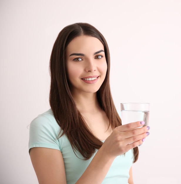 Bella ragazza acqua potabile