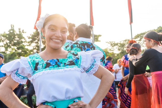 Bella ragazza adolescente che indossa abiti tradizionali nicaraguensi e sorride alla telecamera