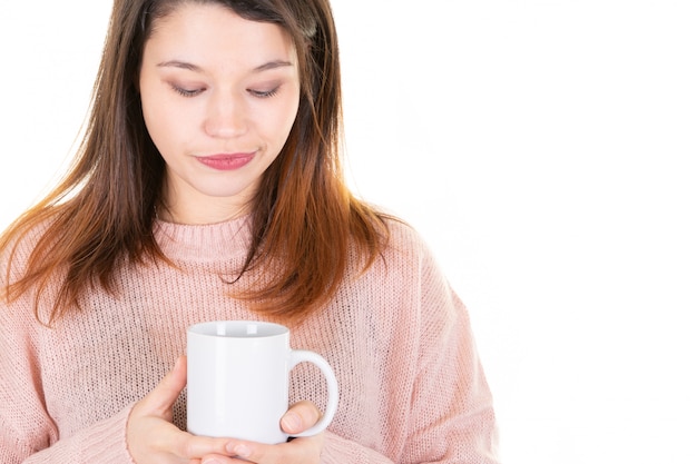 Bella ragazza adorabile con la tazza di seduta e di riposo del tè