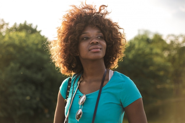 Bella ragazza afro al tramonto