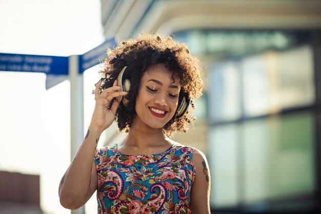 Bella ragazza afro-americana