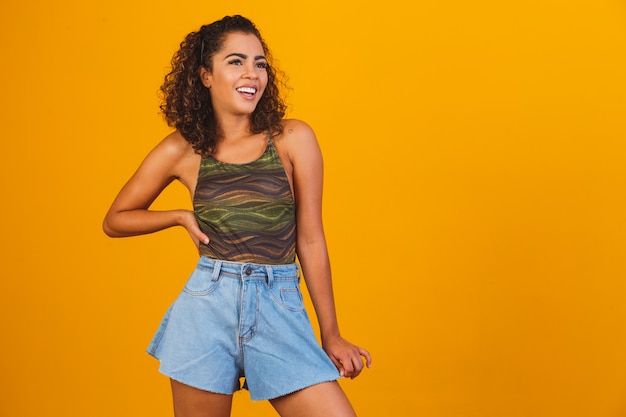 Bella ragazza afro che sorride sul giallo