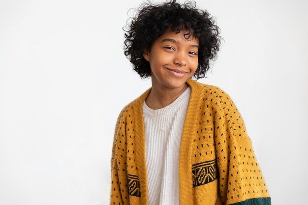 Bella ragazza afroamericana con l'acconciatura afro sorridente isolata su sfondo bianco con copia s