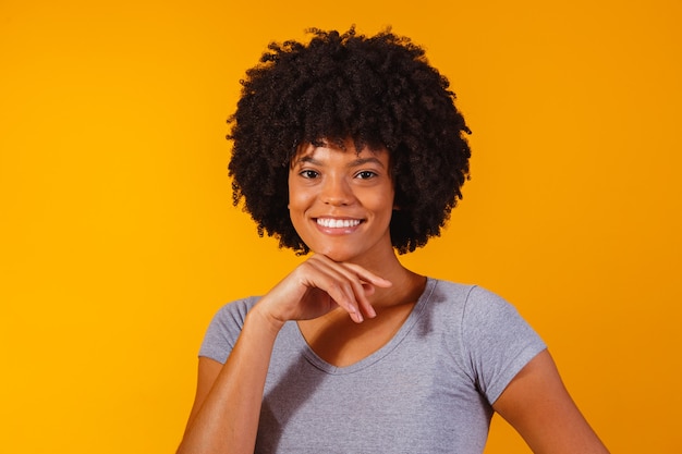 Bella ragazza afroamericana con un'acconciatura afro sorridente.