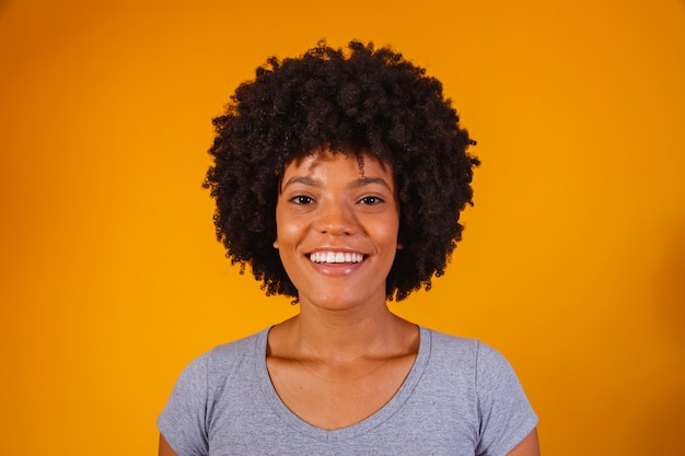 Bella ragazza afroamericana con un'acconciatura afro sorridente.