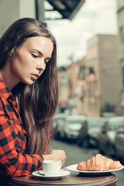 Bella ragazza al caffè