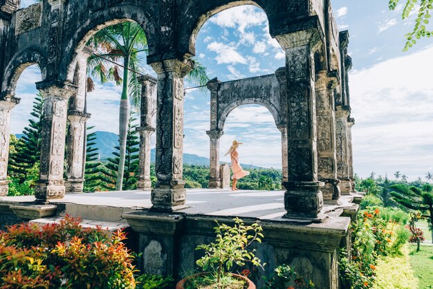 Bella ragazza al palazzo dell'acqua a Bali