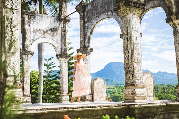 Bella ragazza al palazzo dell'acqua a Bali