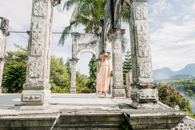 Bella ragazza al palazzo dell'acqua a Bali