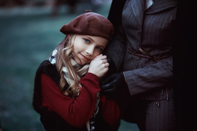 Bella ragazza alla moda con un cappello