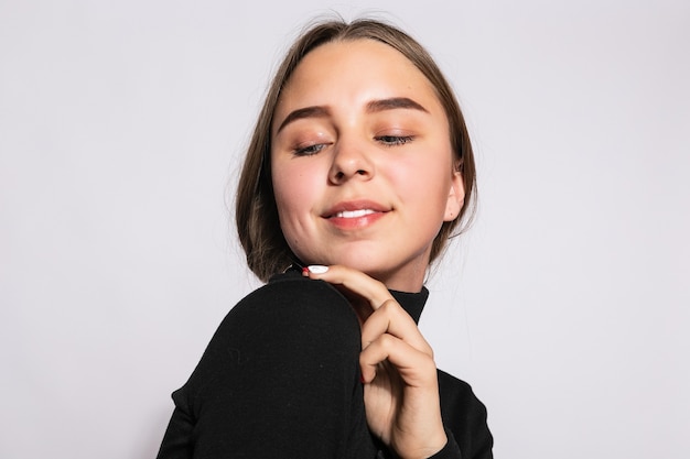 Bella ragazza alla moda hipster. Foto di giovane bella donna positiva in calzettoni neri con sfondo bianco. guarda la telecamera.