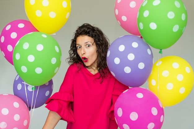 Bella ragazza allegra carina con palloncini colorati. Buone Feste Di Compleanno.