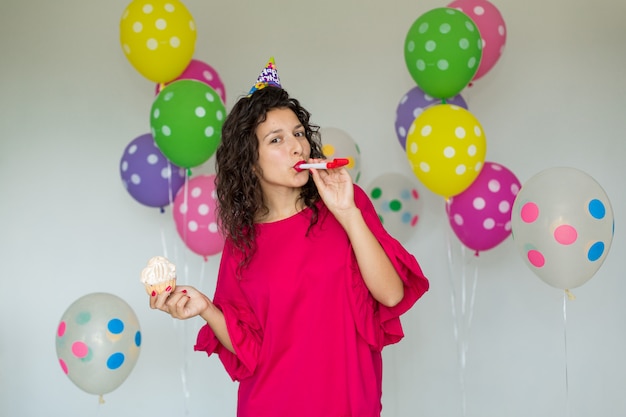 Bella ragazza allegra carina con palloncini colorati. Buone Feste Di Compleanno.