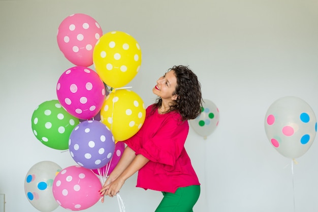 Bella ragazza allegra carina con palloncini colorati. Buone Feste Di Compleanno.