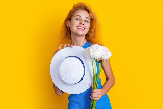 Bella ragazza allegra con fiori di marcia sullo sfondo foto di bellezza ragazza con fiori d'astero di marcia bella ragazza con fiore di marcia isolata su giallo bella ragazza con Fiori di marcio in studio