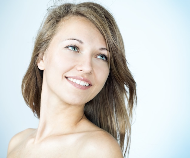 Bella ragazza allegra con i capelli biondi