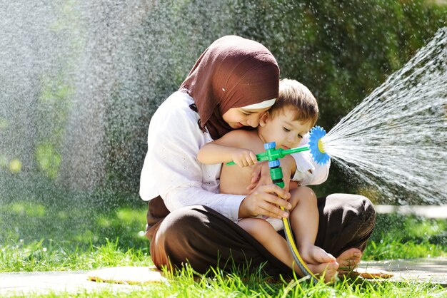 Bella ragazza araba musulmana che ha tempo felice in natura