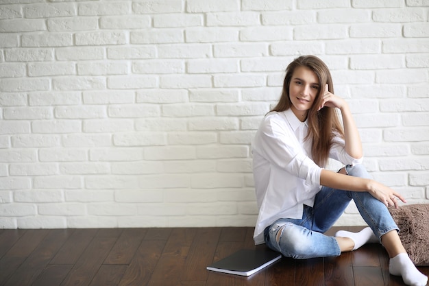 Bella ragazza artista al lavoro in uno studio bianco creativo