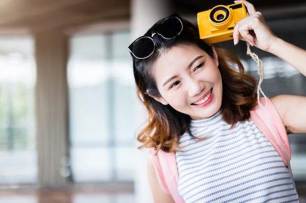 bella ragazza asiatica con viaggio viaggio zaino