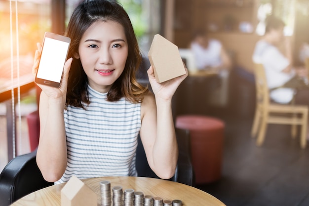 bella ragazza asiatica di felicità che fa affari contratto con smartphone