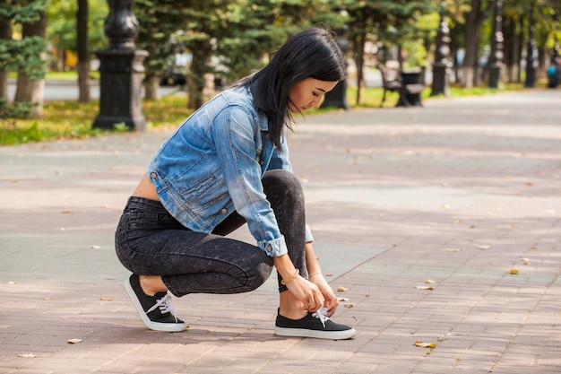 Bella ragazza asiatica per una passeggiata nel parco