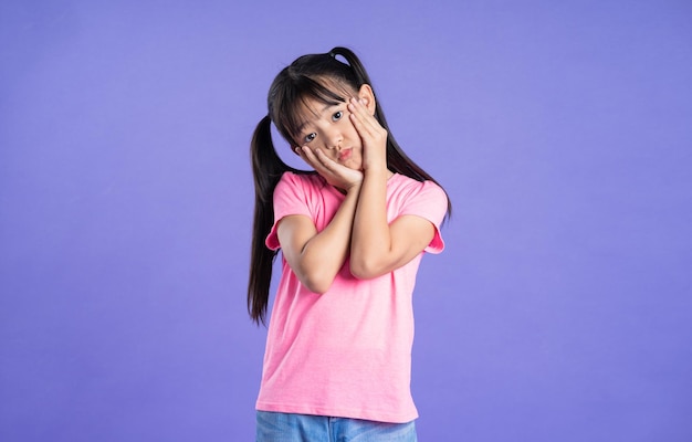 Bella ragazza asiatica ritratto in posa su sfondo viola