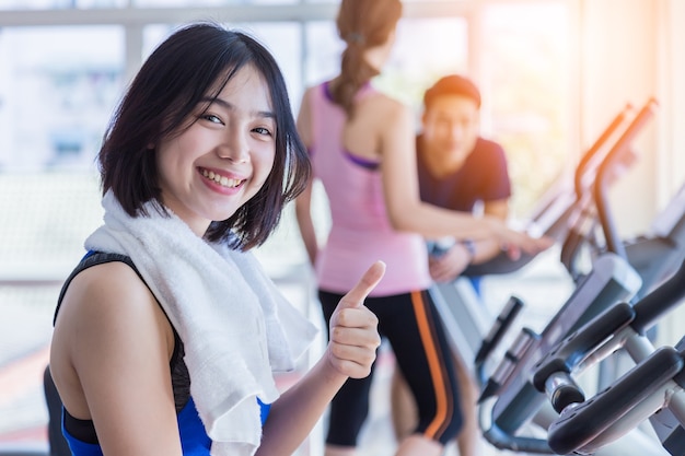 bella ragazza asiatica sulla macchina della bicicletta che fa filatura