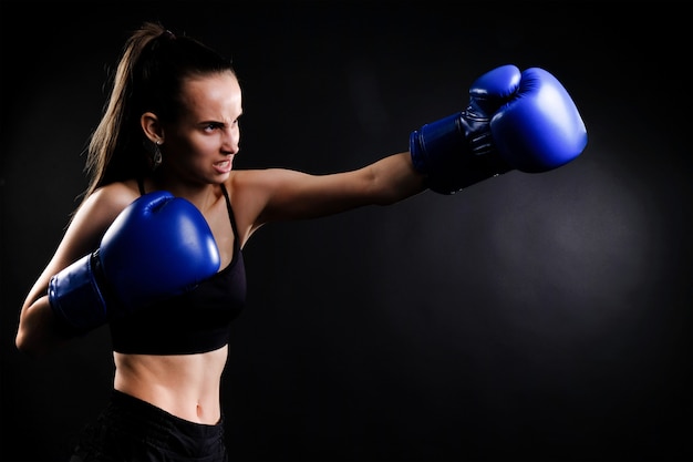 Bella ragazza atletica su un allenamento in palestra