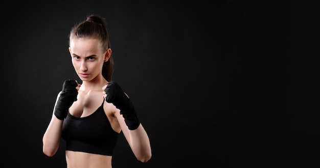 Bella ragazza atletica su un allenamento in palestra