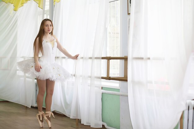 Bella ragazza ballerina pratica indoor