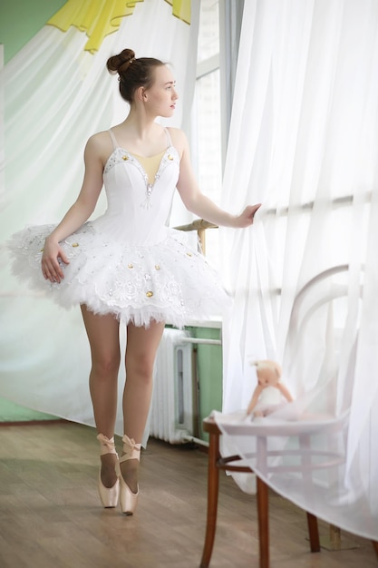 Bella ragazza ballerina pratica indoor