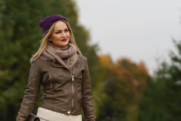 Bella ragazza bionda che cammina nel parco