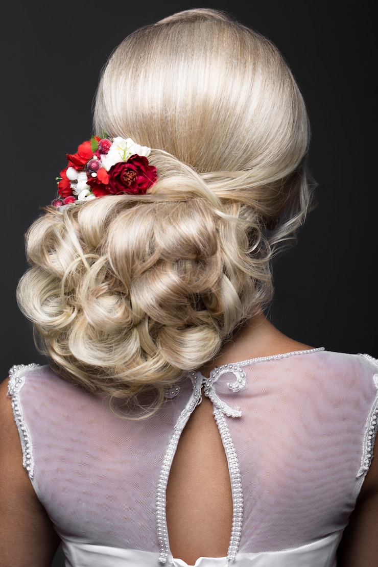 Foto bella ragazza bionda nell'immagine della sposa con i fiori viola sulla sua testa. volto di bellezza.