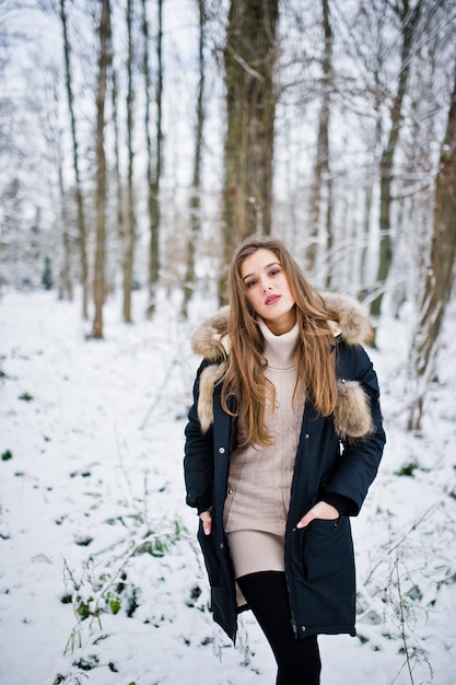 Bella ragazza bruna in abbigliamento caldo invernale Modello su giacca invernale