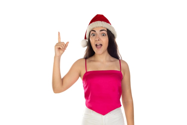 Bella ragazza bruna in cappello di Babbo Natale isolato su sfondo bianco con spazio di copia